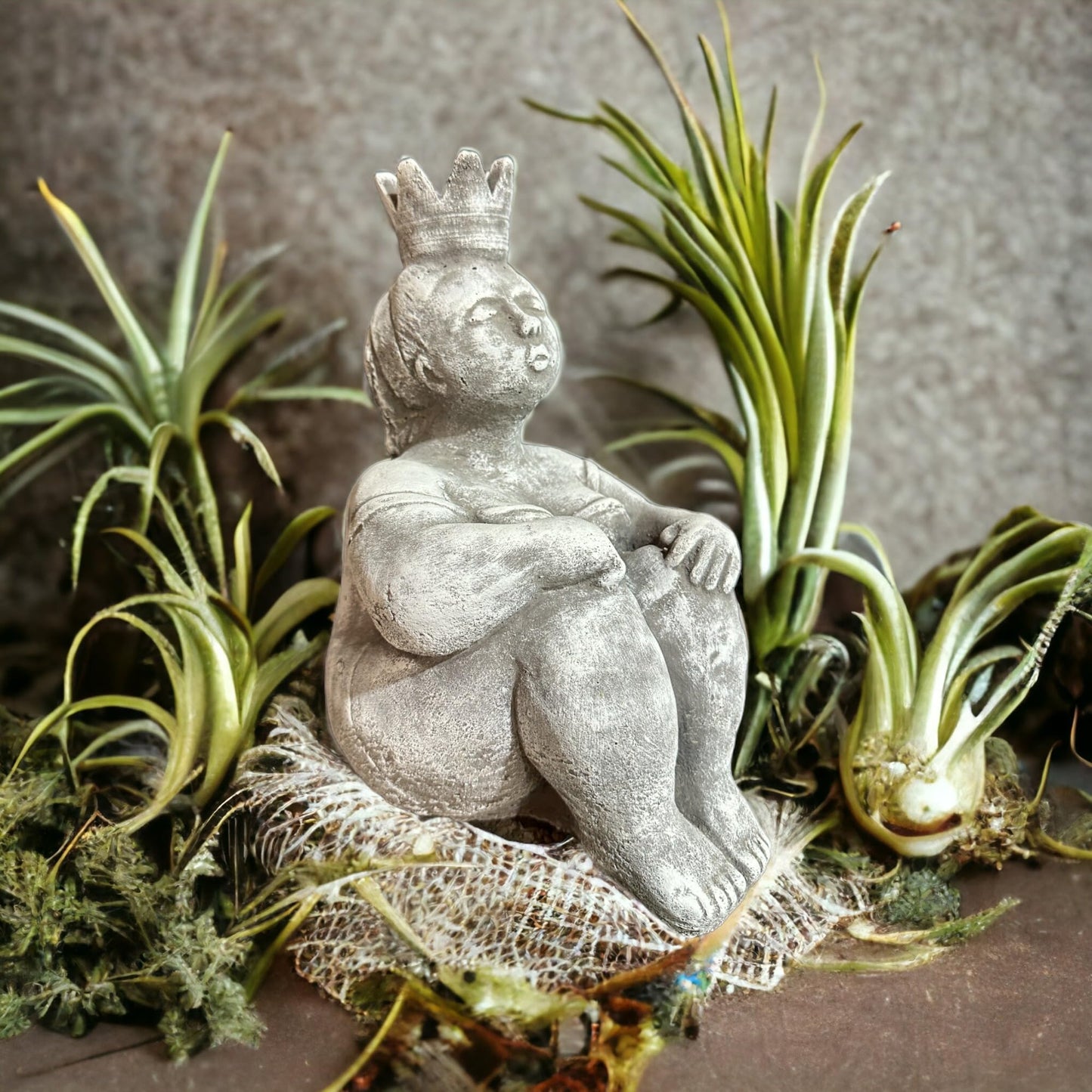 Sitzende Prinzessin mit großer Krone als robuste Steinfigur. Frostsicher. Massiv. 28cm Höhe und ca. 6,25kg Gewicht. Skulptur