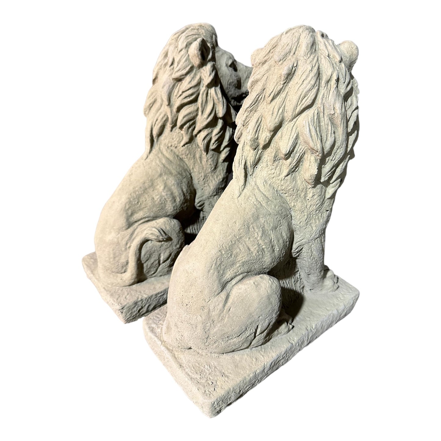 2er Set frostfeste Löwenfiguren Ari & Lev auf Sockel aus Deutschland - Robuste Steinfiguren für Garten und Terrasse