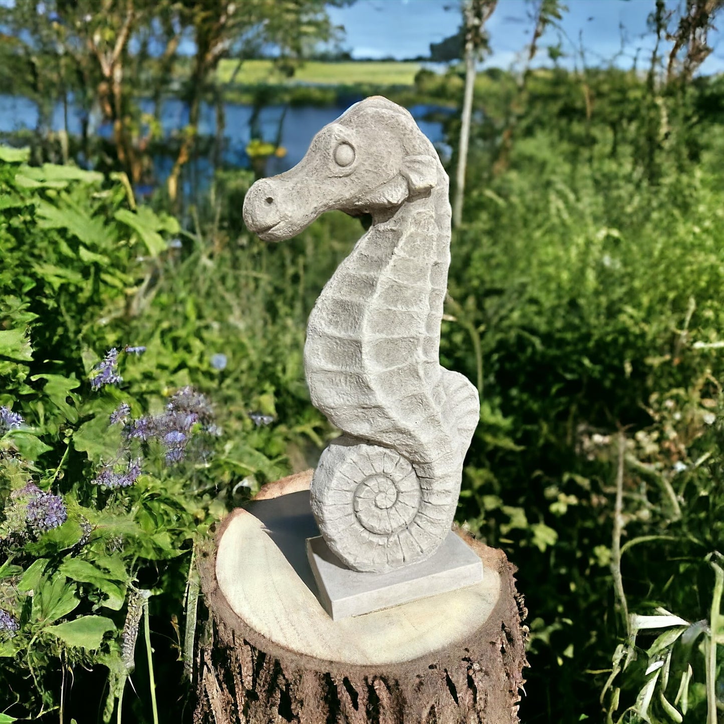 Exklusive Gartenkunst: Frostsicheres Seepferdchen auf kleinem Sockel (60 cm Höhe, 15 cm Breite, 27 cm Tiefe) für stilvolle Außendekoration