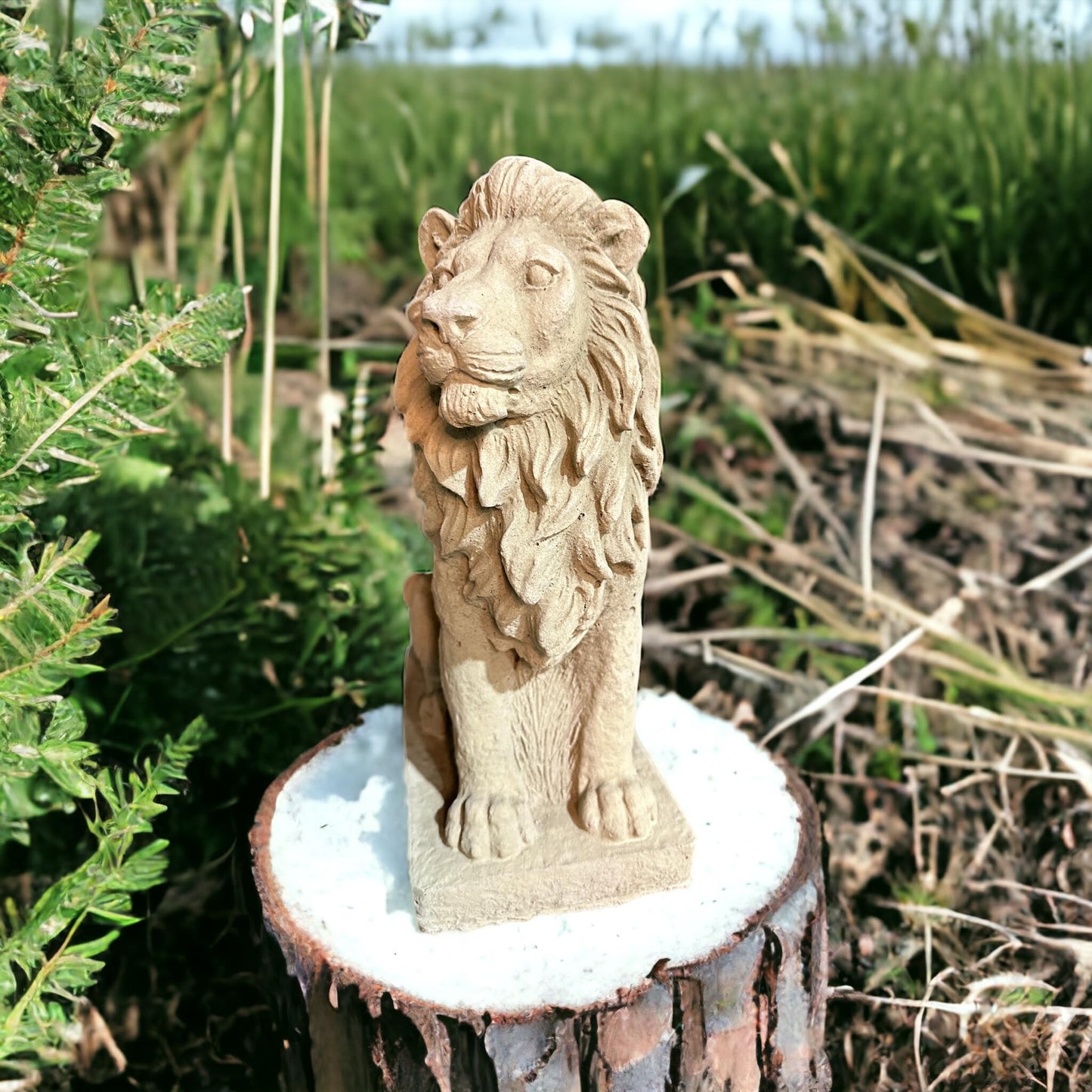 Frostfeste Löwenfigur Lev auf Sockel aus Deutschland - Robuste Steinfigur für Garten und Terrasse
