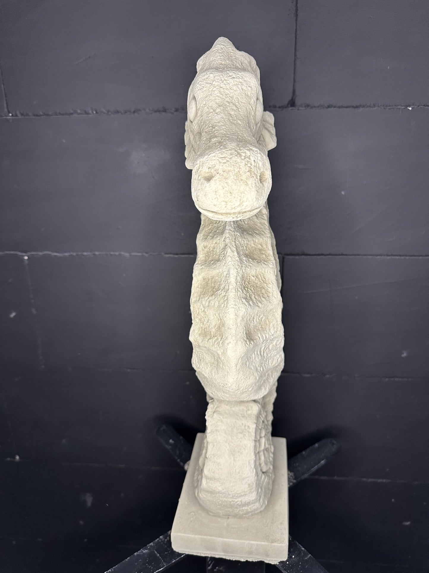 Exklusive Gartenkunst: Frostsicheres Seepferdchen auf kleinem Sockel (60 cm Höhe, 15 cm Breite, 27 cm Tiefe) für stilvolle Außendekoration für Haus und Garten
