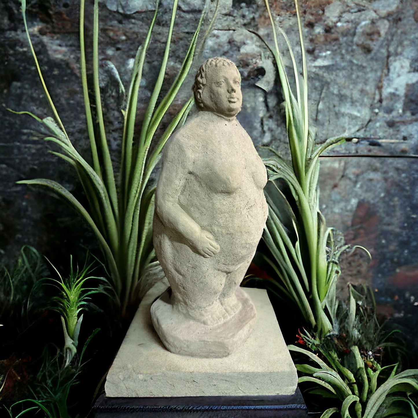 Steinfigur Dicke Dame stehend - Aus frostsicherem Steinguss (Höhe 32cm / Breite 14cm / Tiefe 11cm)