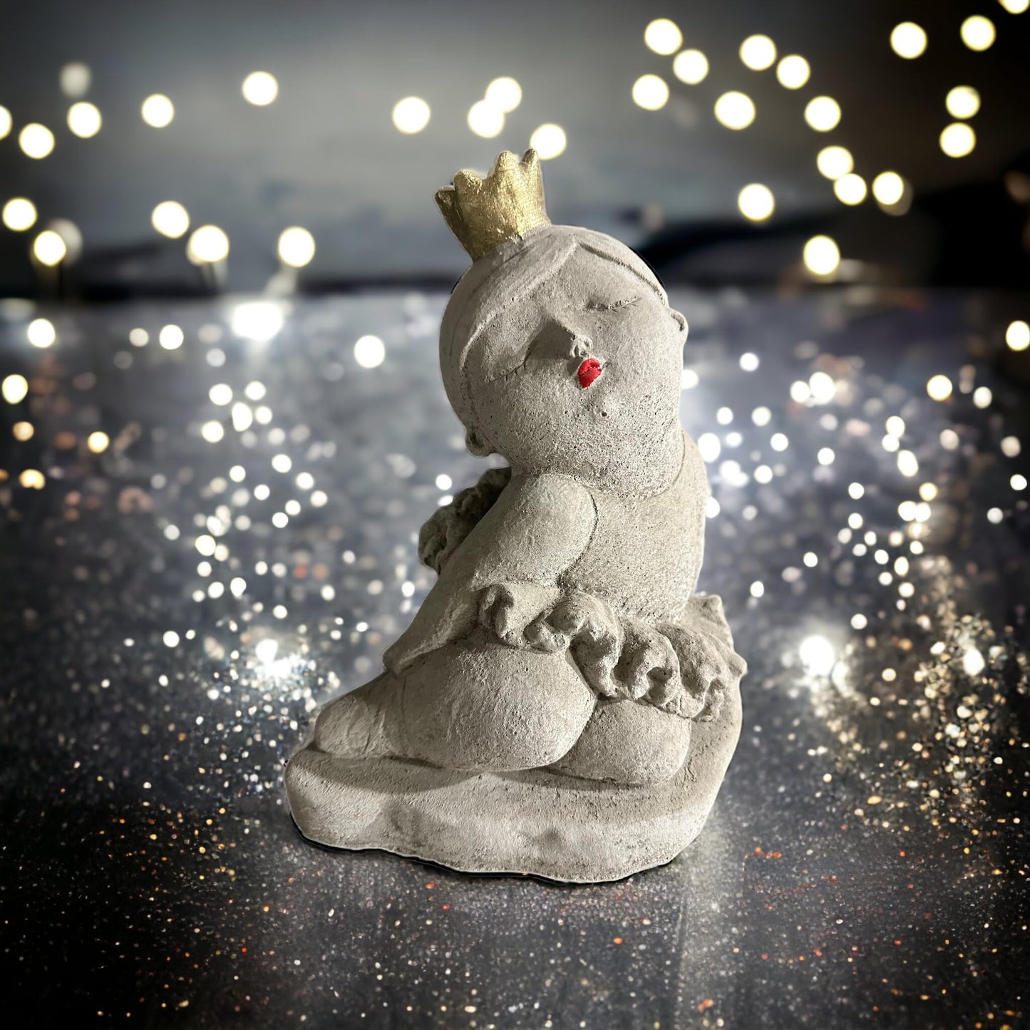 Elegante Frostbeständige Ballerina Skulptur mit Goldener Krone - Handgefertigt in Deutschland Steinfigur aus massivem Steinguss