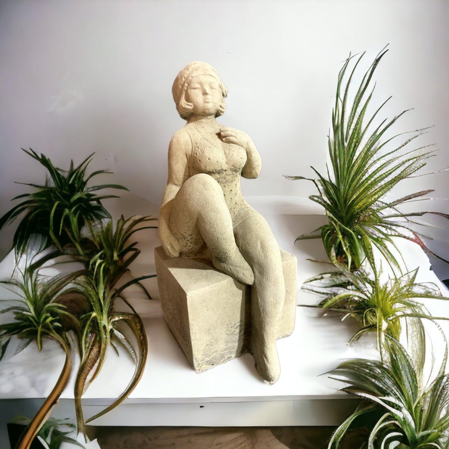 Badenixe auf einem Sockel als Steinfigur für besondere Dekoration