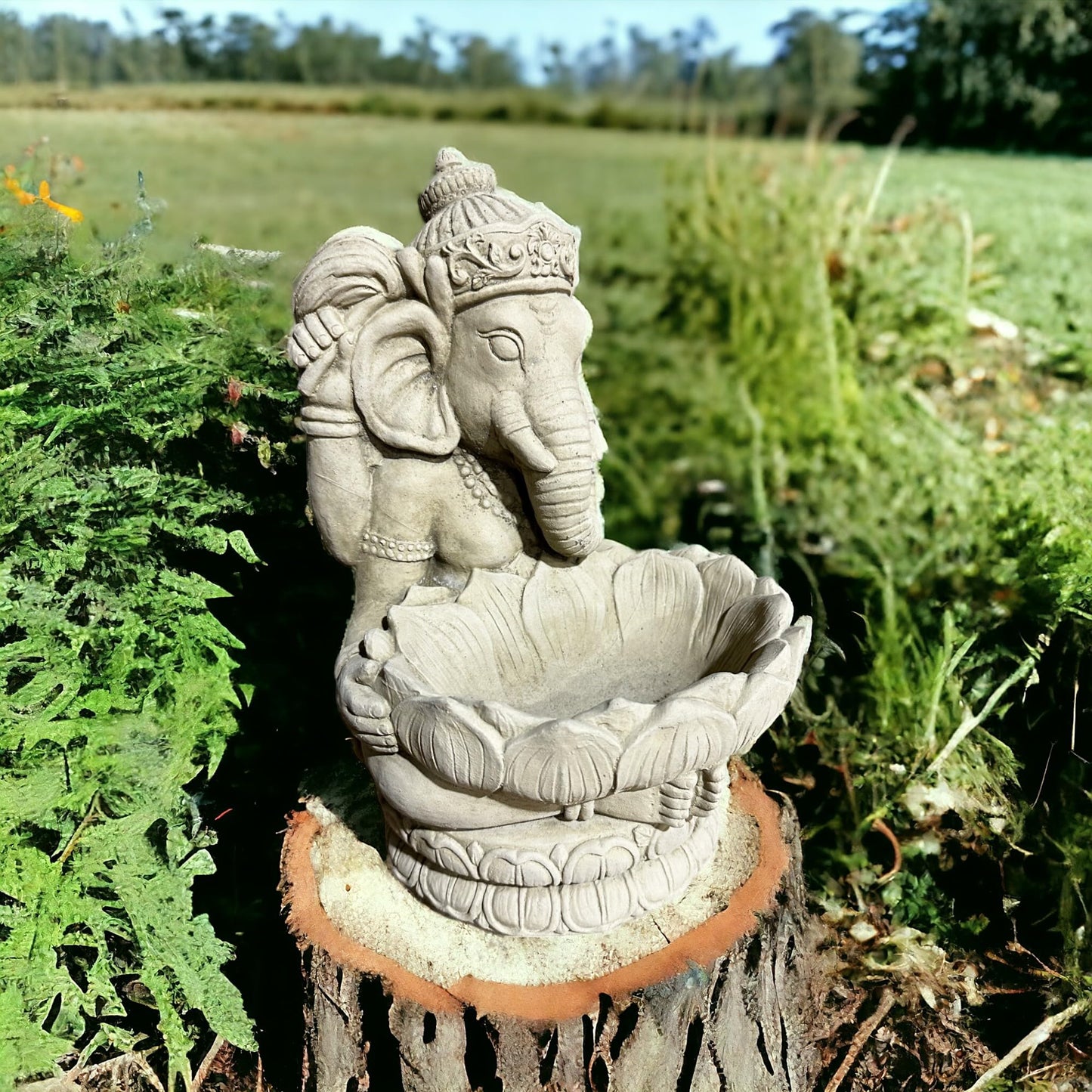 Ganesha mit Großer Lotusblüte - Pflanzbarer Steinguss für spirituelle Gärten