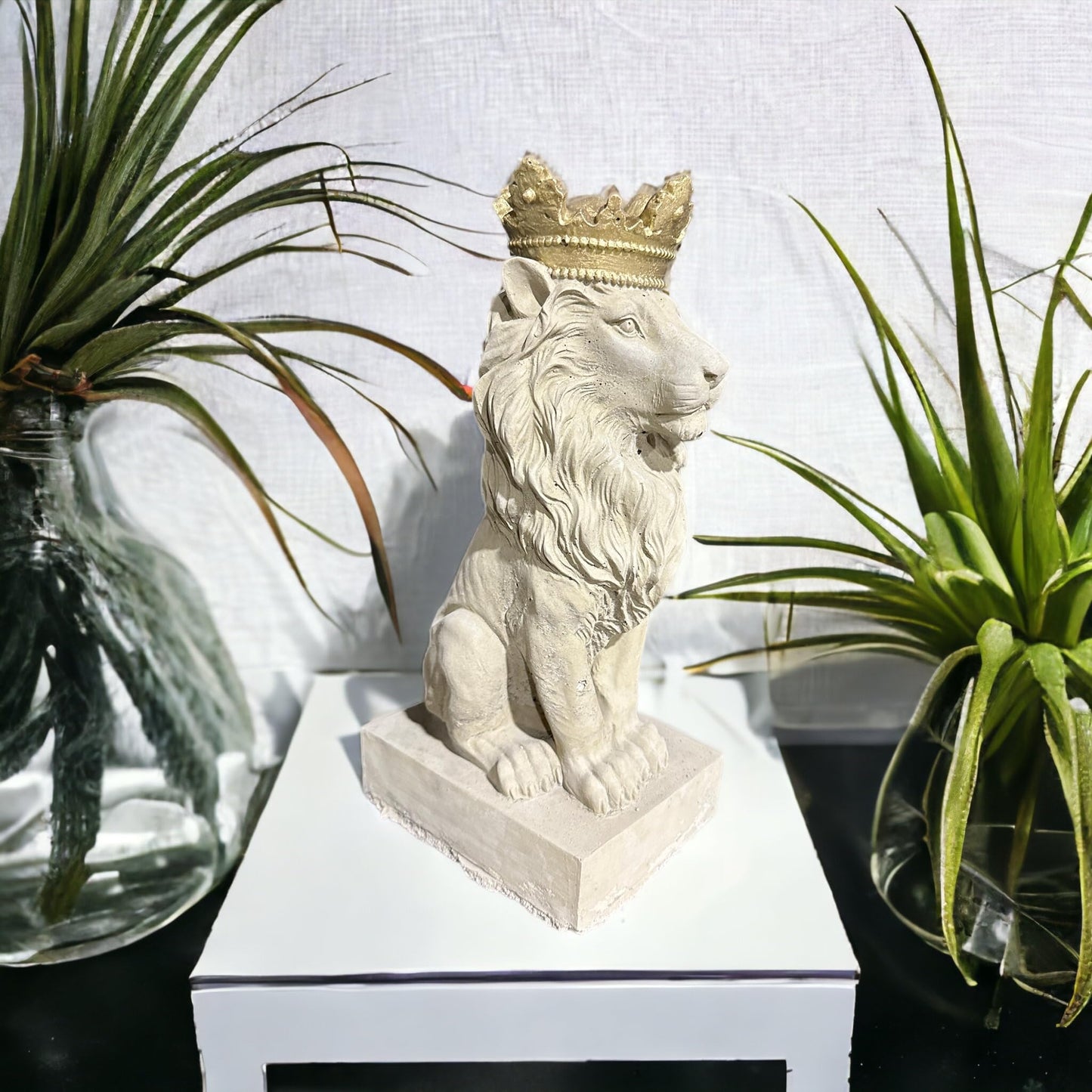 Majestätische Löwen-Steinfigur, die den kraftvollen Löwenkönig mit Einer beeindruckenden Krone verkörpert für Haus und Garten