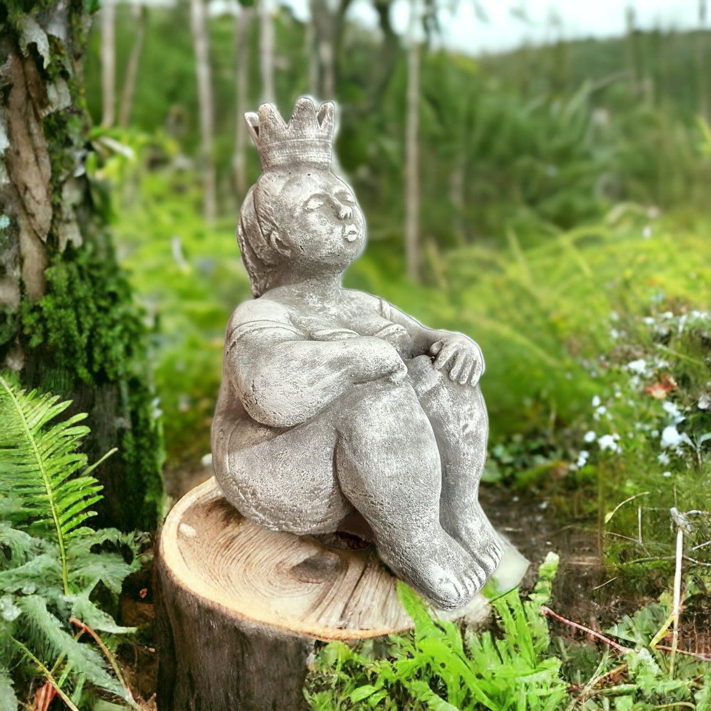 Sitzende Prinzessin mit großer Krone als robuste Steinfigur. Frostsicher. Massiv. 28cm Höhe und ca. 6,25kg Gewicht. Skulptur
