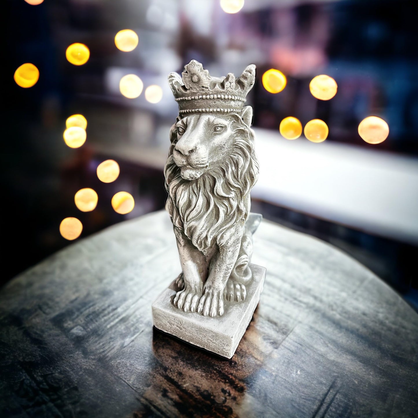 Majestätische Löwen-Steinfigur, die den kraftvollen Löwenkönig mit Einer beeindruckenden Krone verkörpert für den Indoor und Outdoorbereich