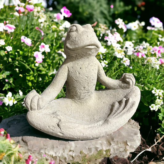 Steinfigur Frosch Rudi in Yogahaltung
