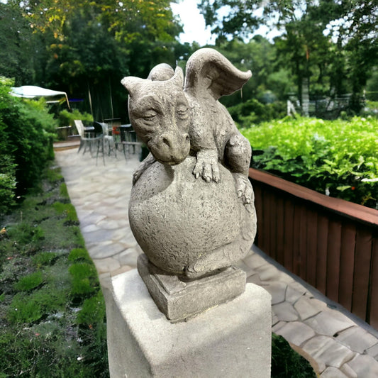 Drache auf Kugel: Massive Steinfigur, Steinguss, 8kg, 32x19x18cm, Frostsicher für Haus und Garten