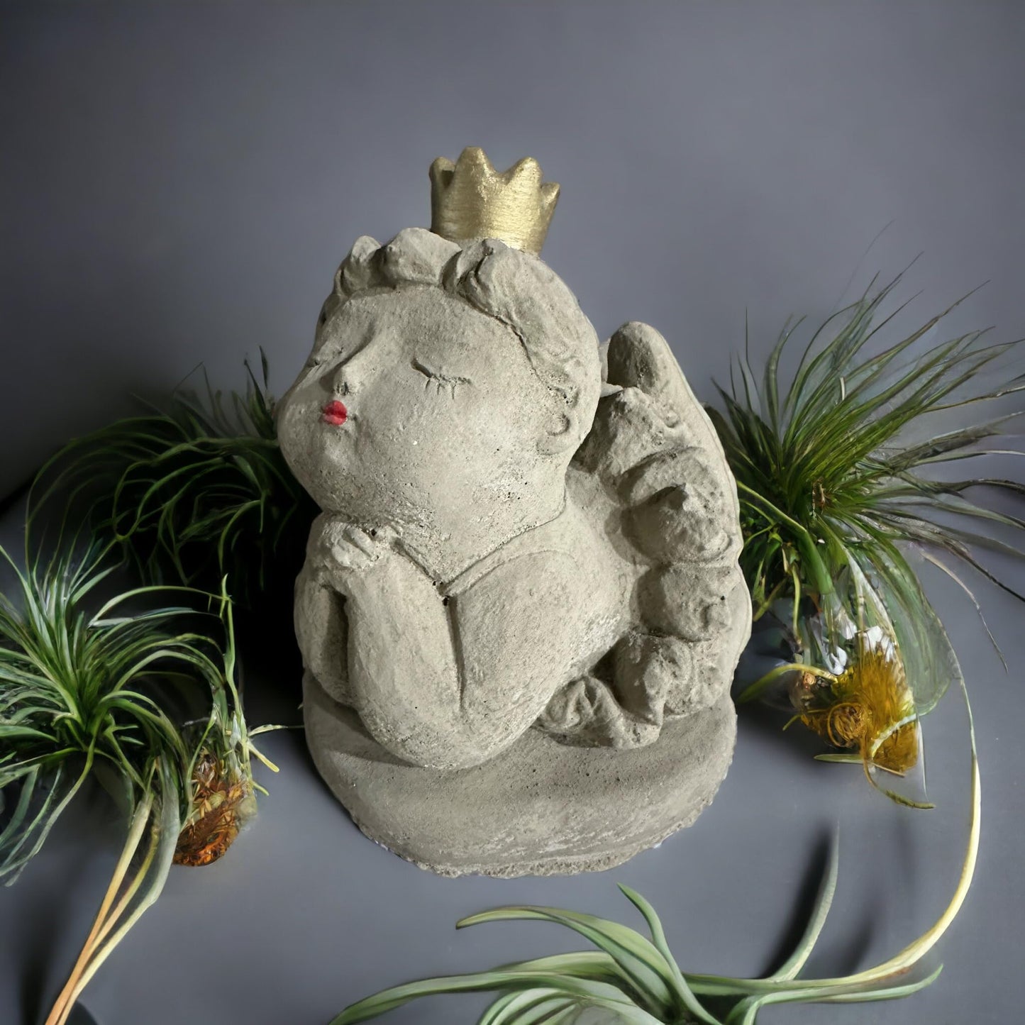 Elegante Frostbeständige Ballerina Skulptur mit Goldener Krone - Handgefertigt in Deutschland