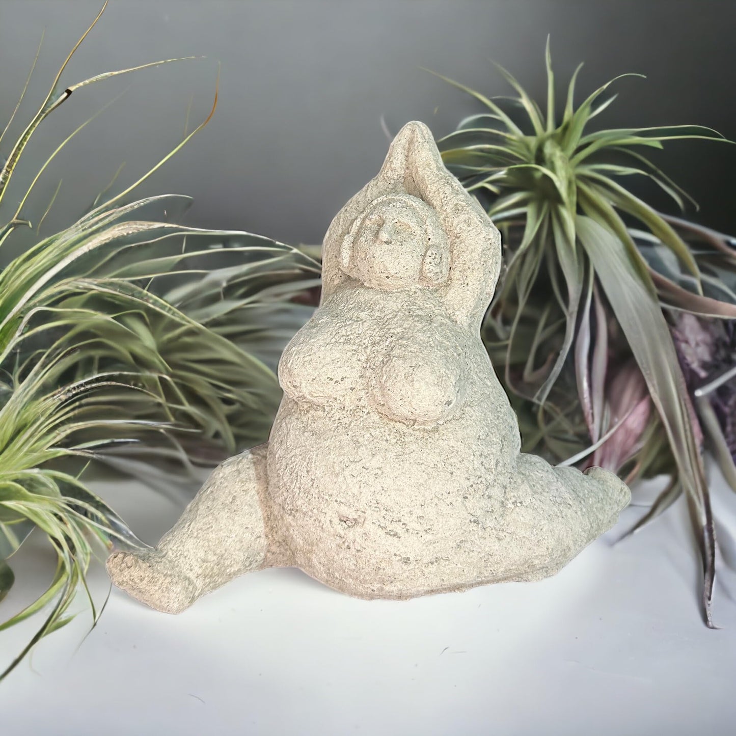 kleine Yoga-Dame Ulrike - Steinfigur handgefertigt in Deutschland frostresistent und witterungsbeständig