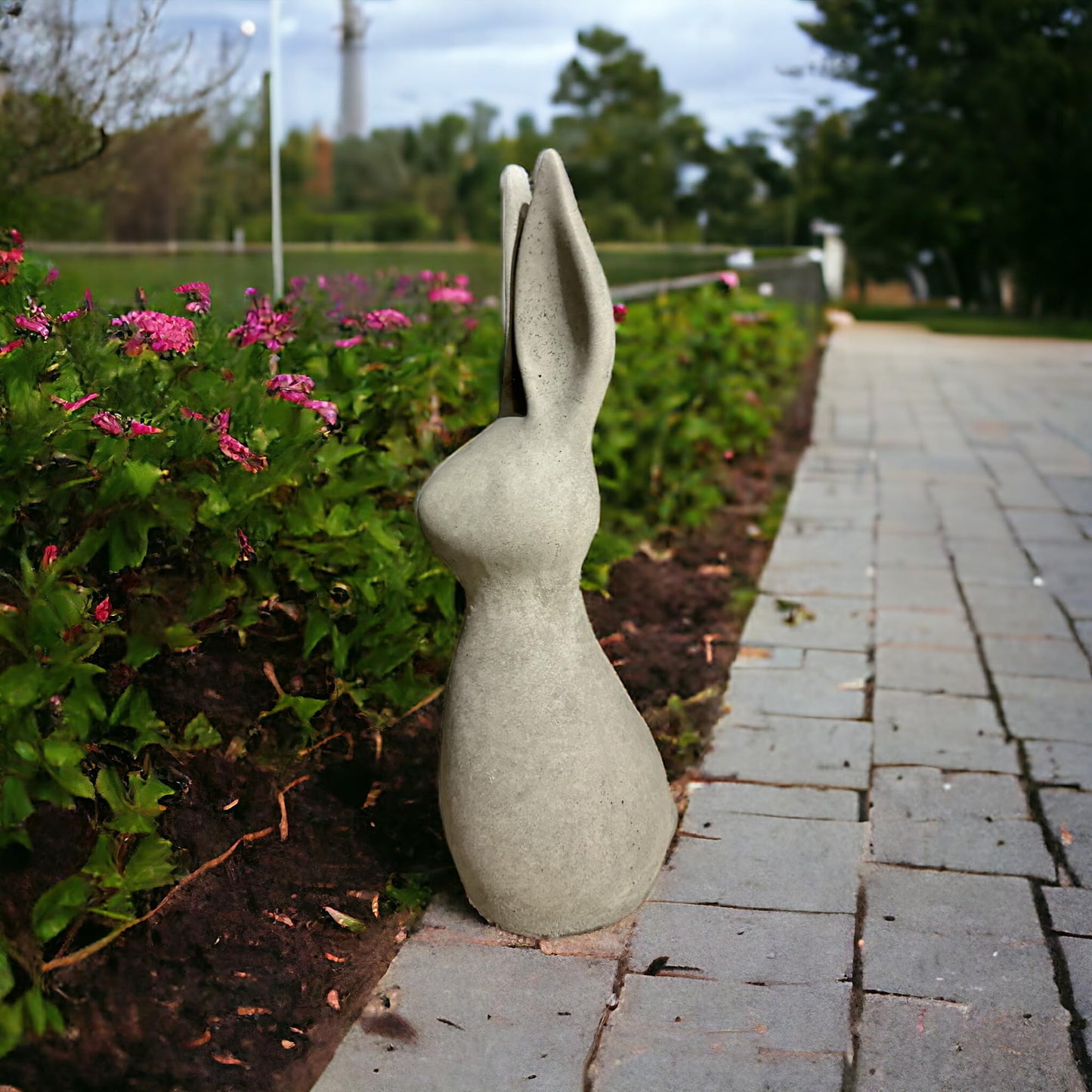 Kleiner moderner, Glatte Hase aus frostresistentem Steinguss Maße: H/B/T: 41cm / 12cm / 15cm ca. 4,4kg