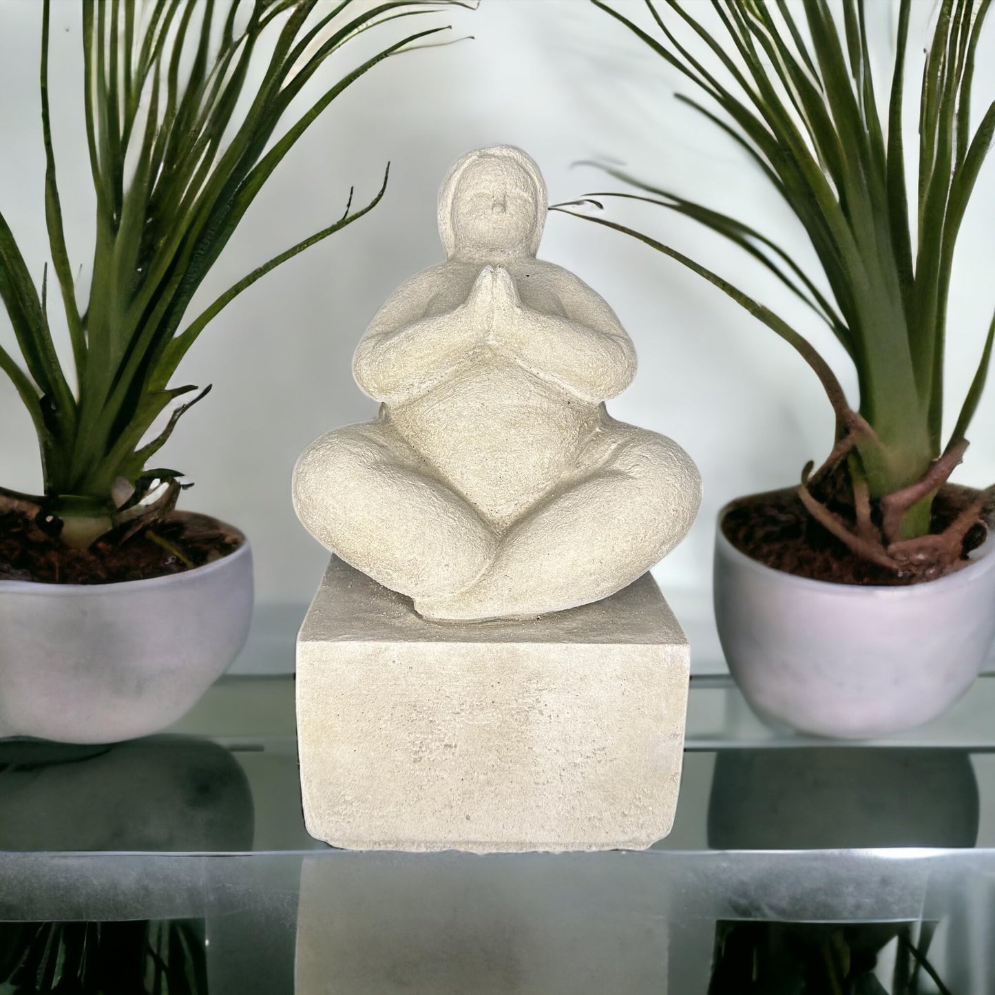 Yoga Dame Iris auf Sockel aus Steinguss, Steinfigur aus eigener Herstellung