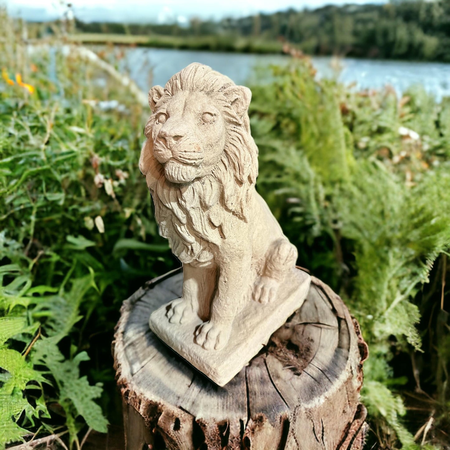 Frostfeste Löwenfigur Ari auf Sockel aus Deutschland - Robuste Steinfigur für Garten und Terrasse