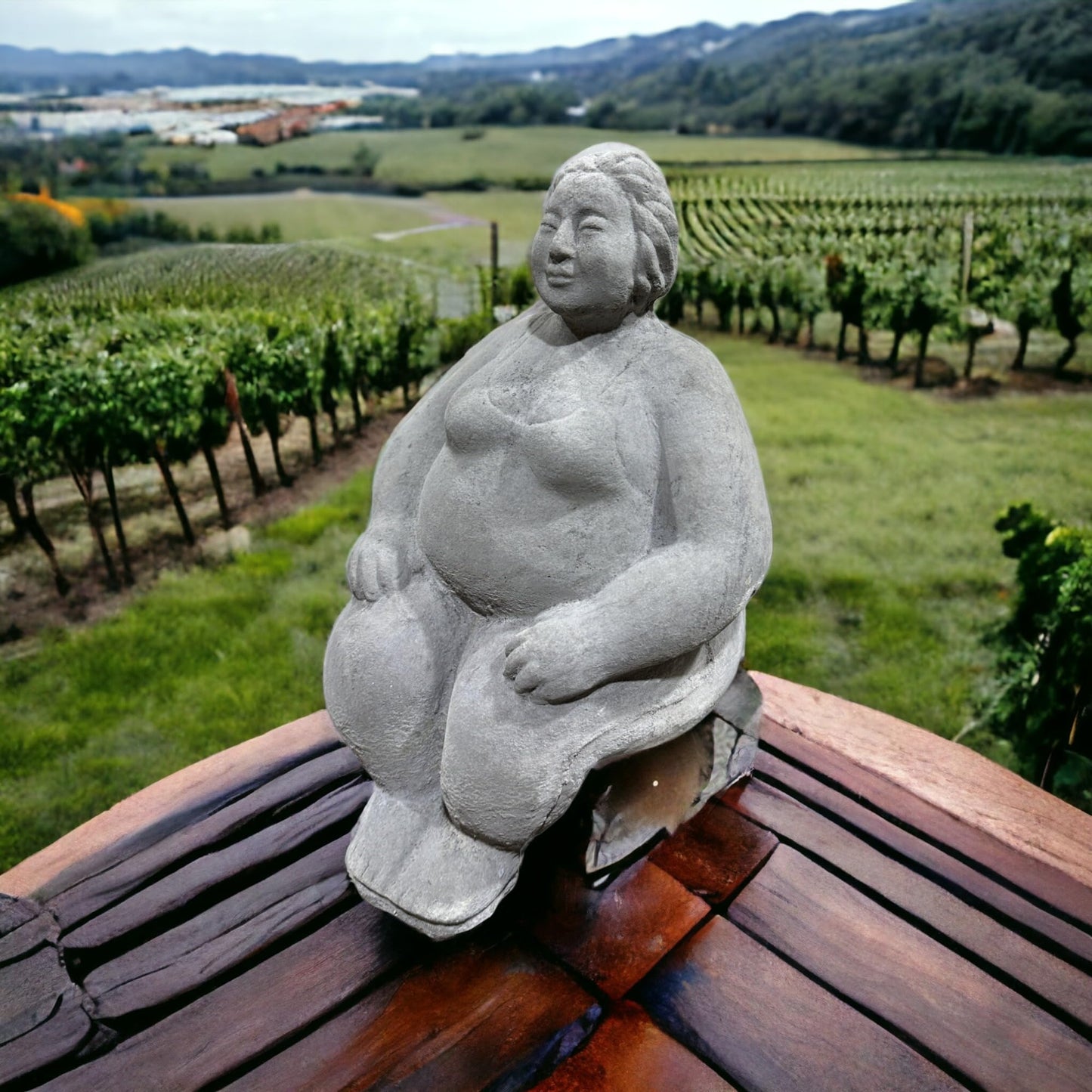 Kantenhocker - Eva auf Kante sitzend - Massiver Steinguss aus eigener Produktion in Deutschland - H/B/T 41/12/15 cm, ca. 4,4 kg