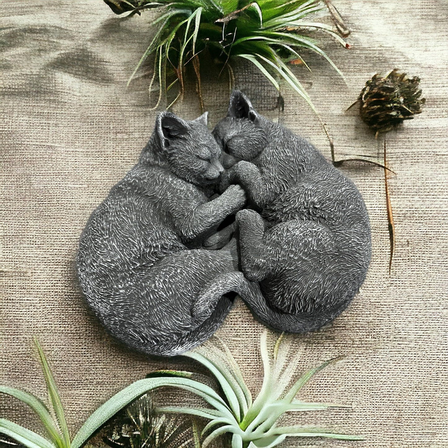 Frostresistente Steinfigur 'Eingerollte Katzen' - 14x28x26 cm - Handgefertigt in Deutschland für Haus und Garten