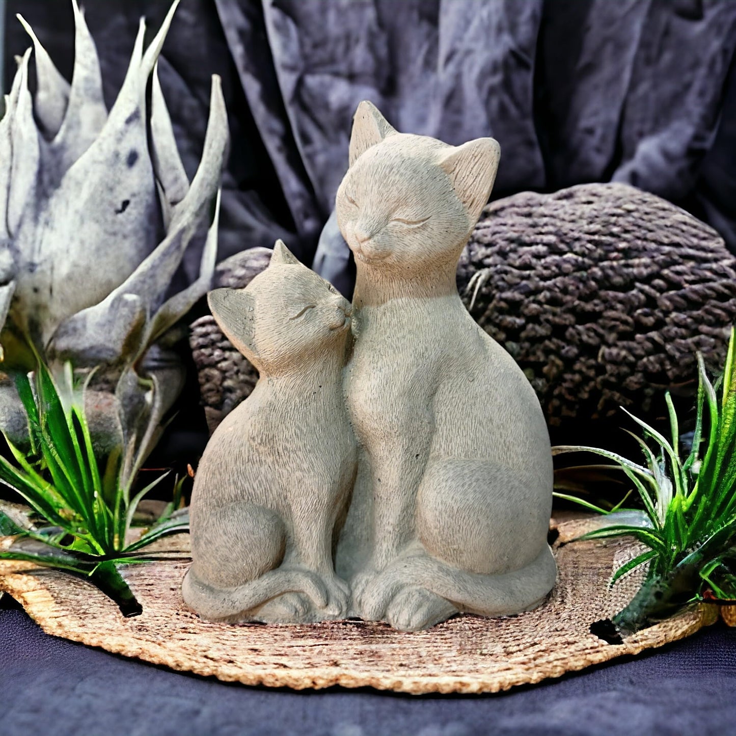 Anmutiges Katzenpaar beim Schmusen - Wetterfeste Steinguss-Skulpturen (Maße: 21/16/8 cm) für Haus und Garten