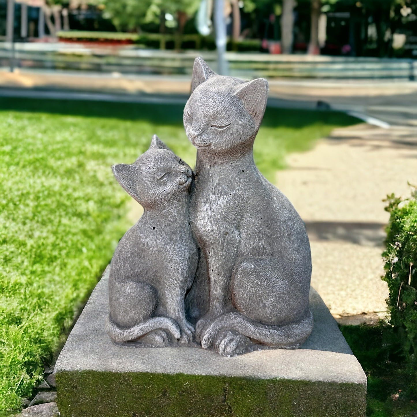 Anmutiges Katzenpaar beim Schmusen - Wetterfeste Steinguss-Skulpturen (Maße: 21/16/8 cm)