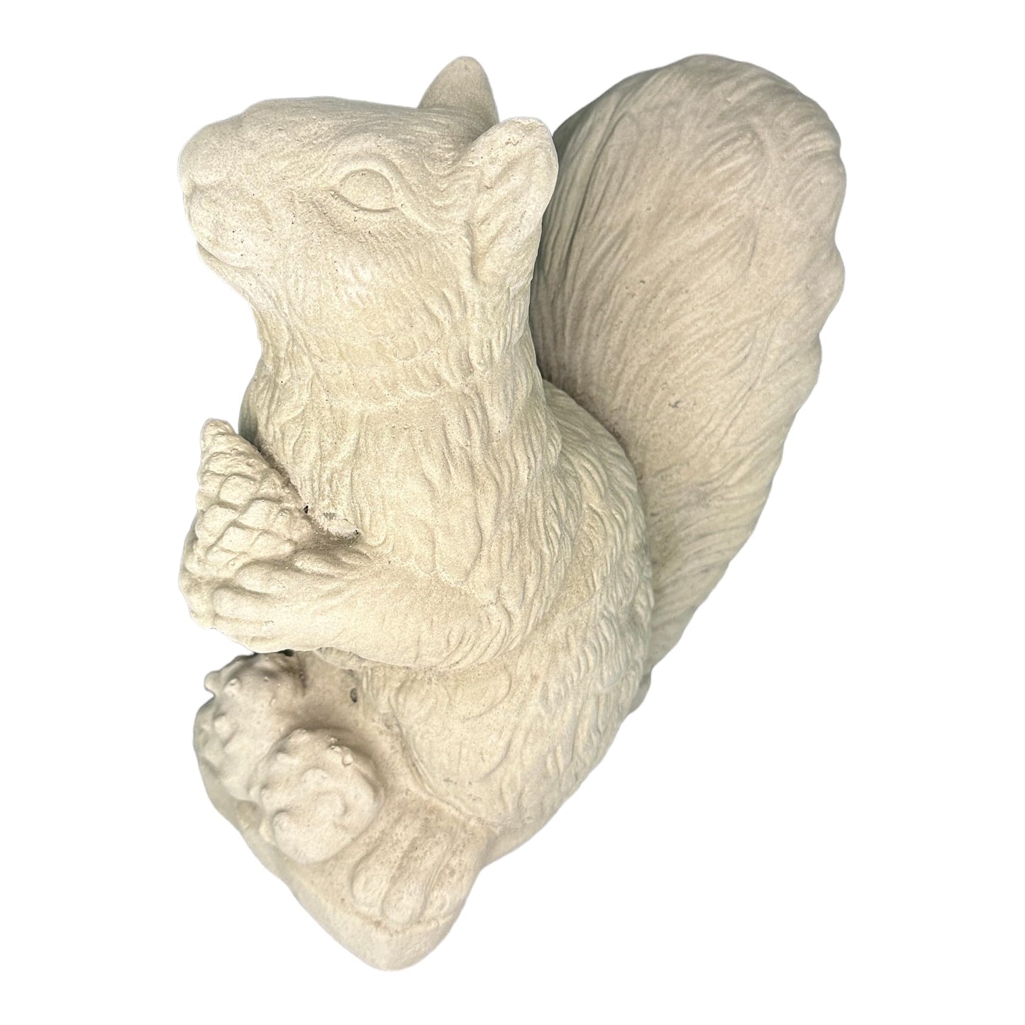 Eichhörnchen Chippy mit Einer Nuss in der Hand - Steinfiguren aus eigener Produktion