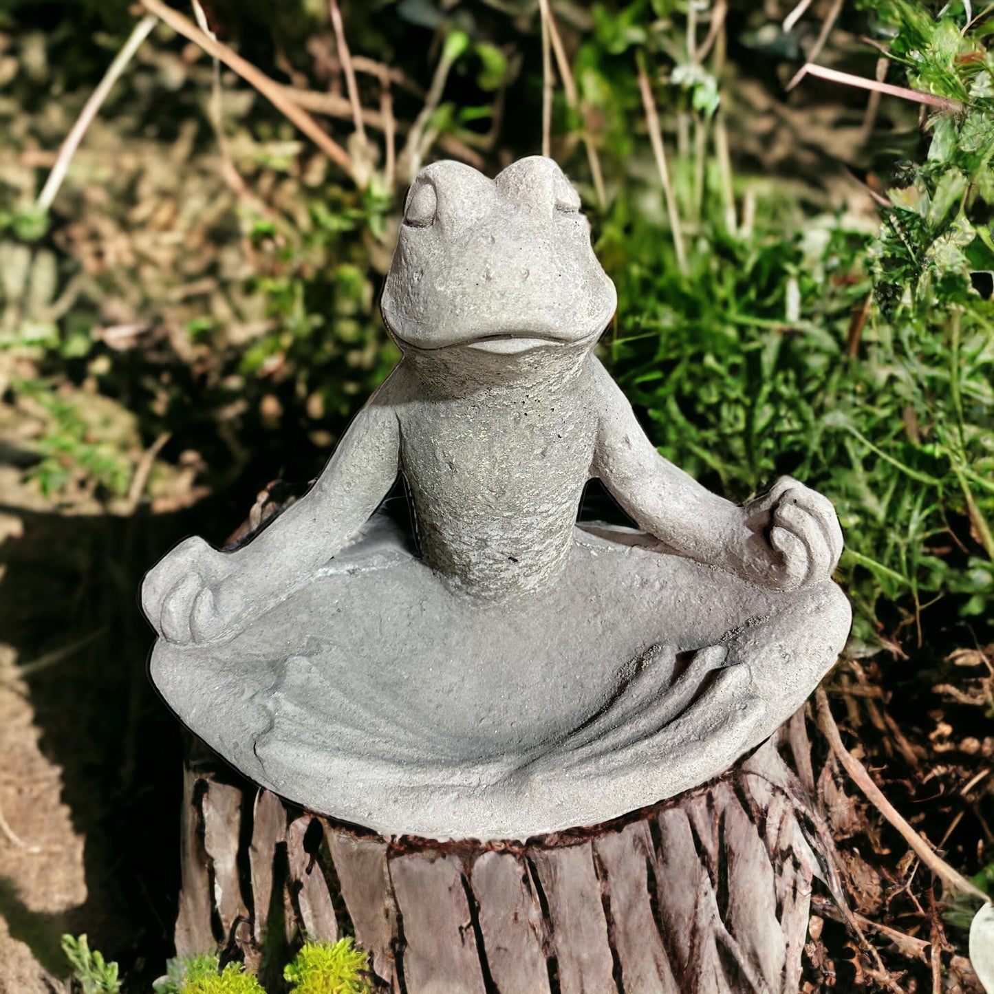 Frosch Rudi in Yogahaltung, Steinfiguren für Terrasse und Garten aus eigener Produktion