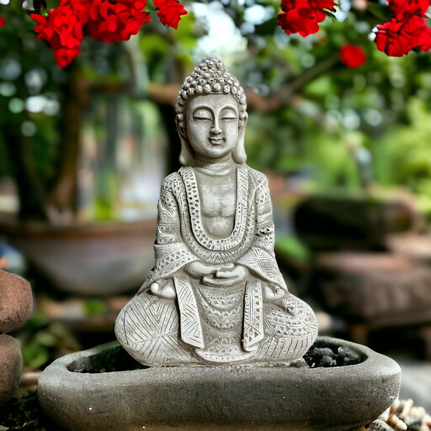 Frostsichere sitzende Buddha Steinfigur - Handgefertigt in Deutschland - H 22cm x B 14cm x T 8cm Grau/Weiß