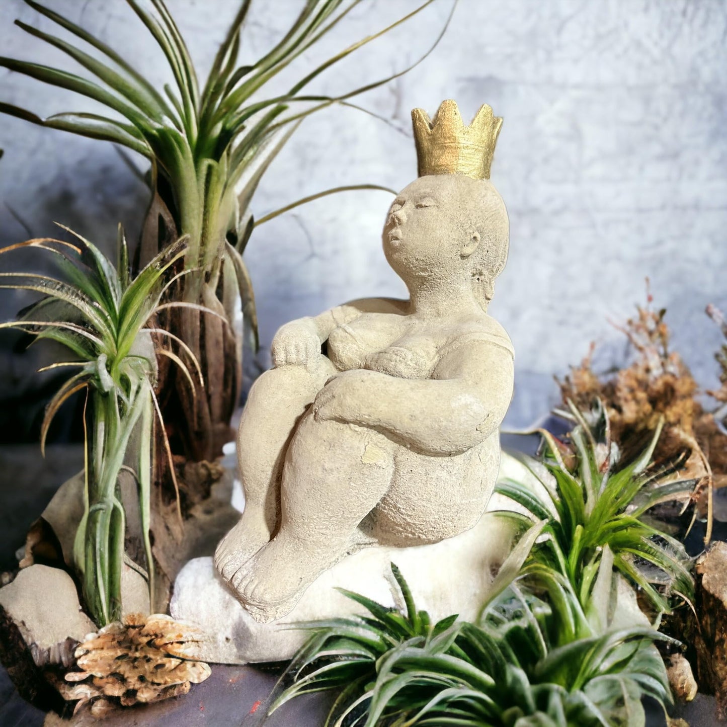 Sitzende Prinzessin mit großer Goldener Krone als robuste Steinfigur. Frostsicher. Massiv. 28cm Höhe und ca. 6,25kg Gewicht. Skulptur