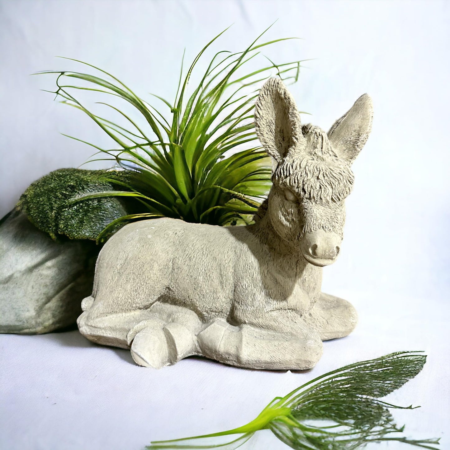 Liegender Esel aus Stein - Natürlicher Charme für Ihren Garten (H/B/T: 26/32/17 cm)