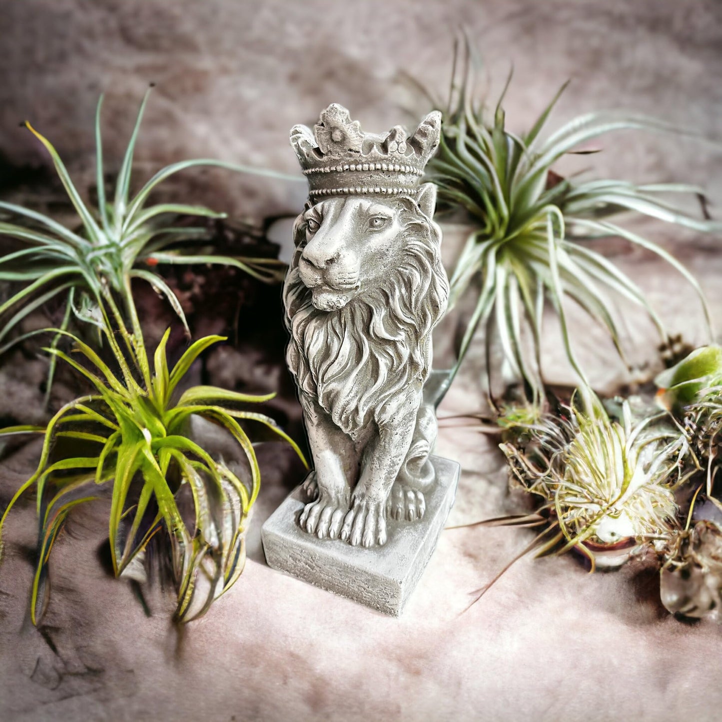 Majestätische Löwen-Steinfigur, die den kraftvollen Löwenkönig mit Einer beeindruckenden Krone verkörpert für den Indoor und Outdoorbereich