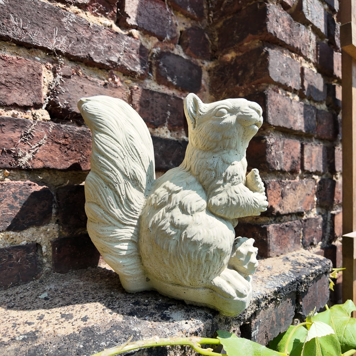 Eichhörnchen Chippy mit Einer Nuss in der Hand - Steinfiguren aus eigener Produktion