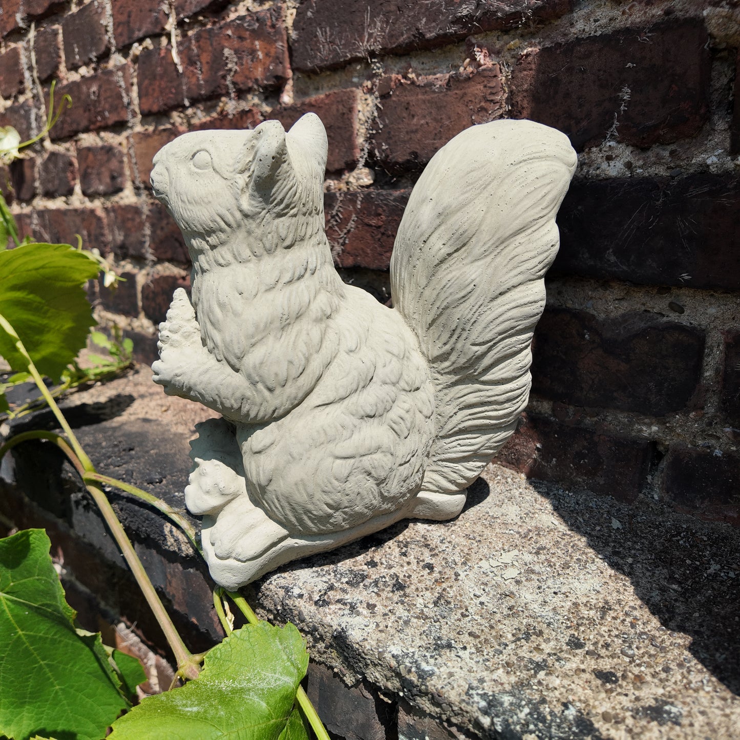 Eichhörnchen Chippy mit Einer Nuss in der Hand - Steinfiguren aus eigener Produktion