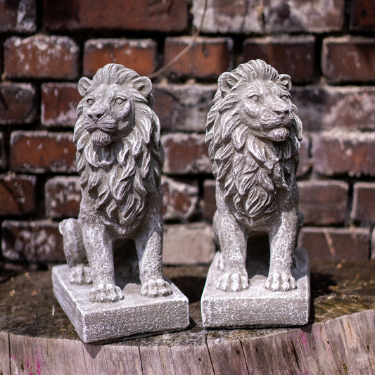Löwenfigur auf Sockel 2er Set – Handgefertigte Steinfiguren – Frostfest & Wetterfest – Majestätische Gartendeko
