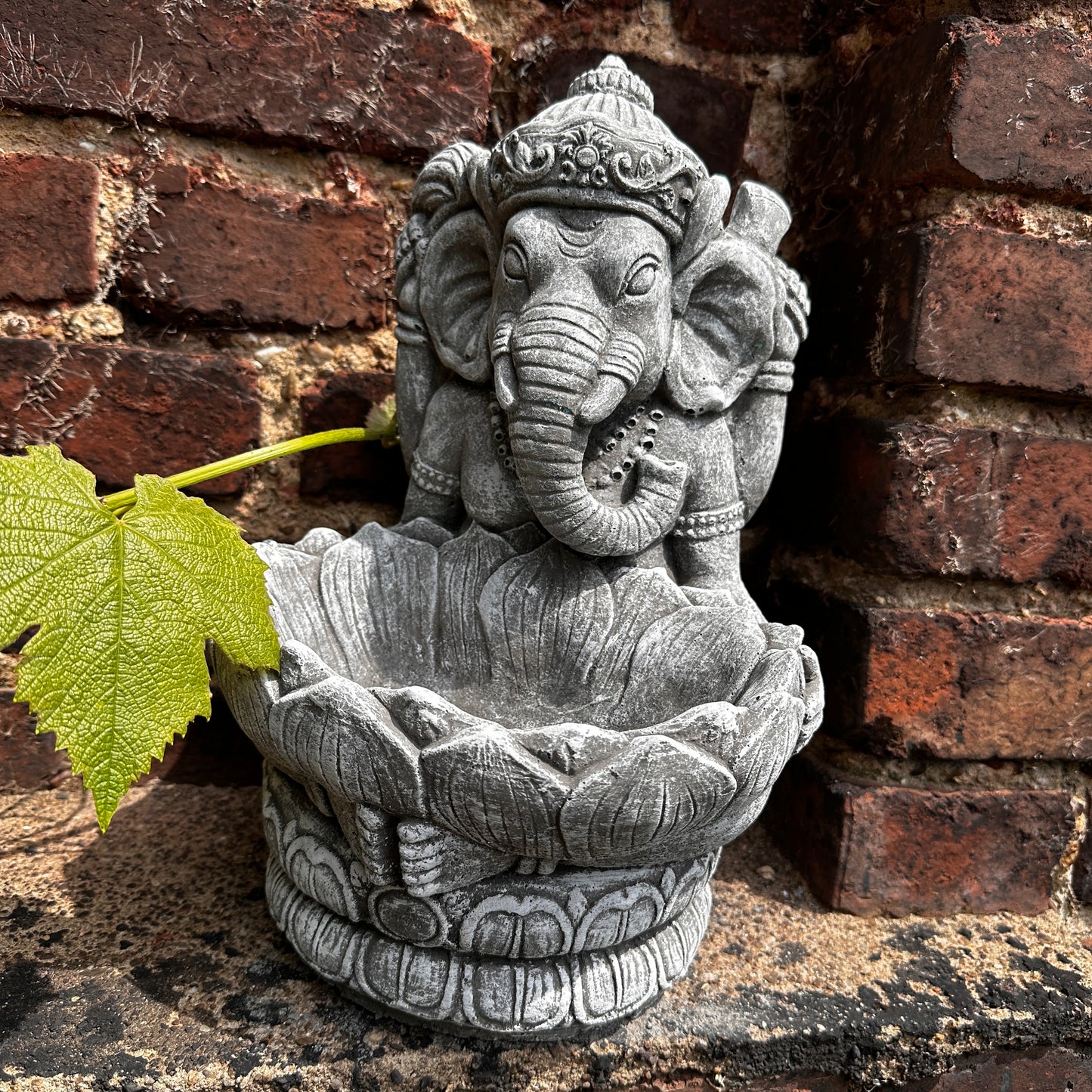 Ganesha mit Großer Lotusblüte - Pflanzbarer Steinguss für spirituelle Gärten