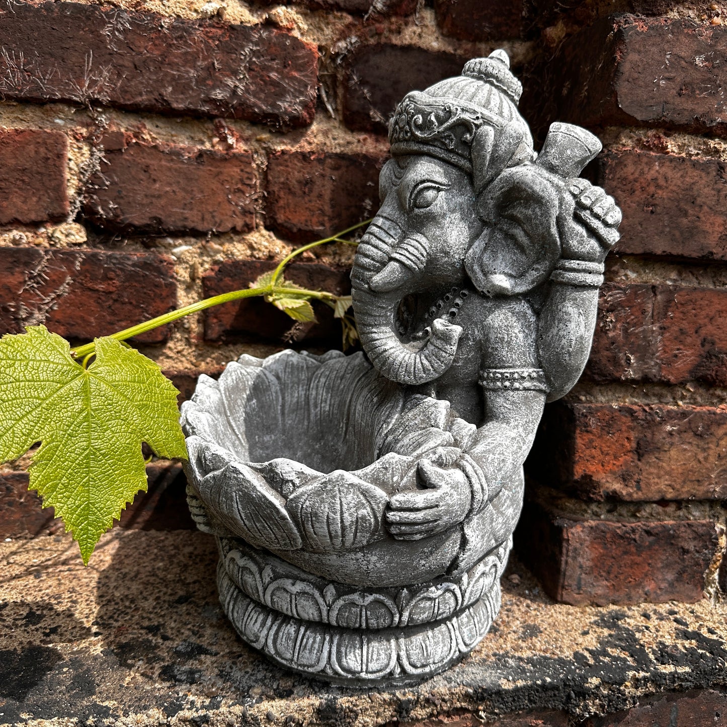 Ganesha mit Großer Lotusblüte - Pflanzbarer Steinguss für spirituelle Gärten