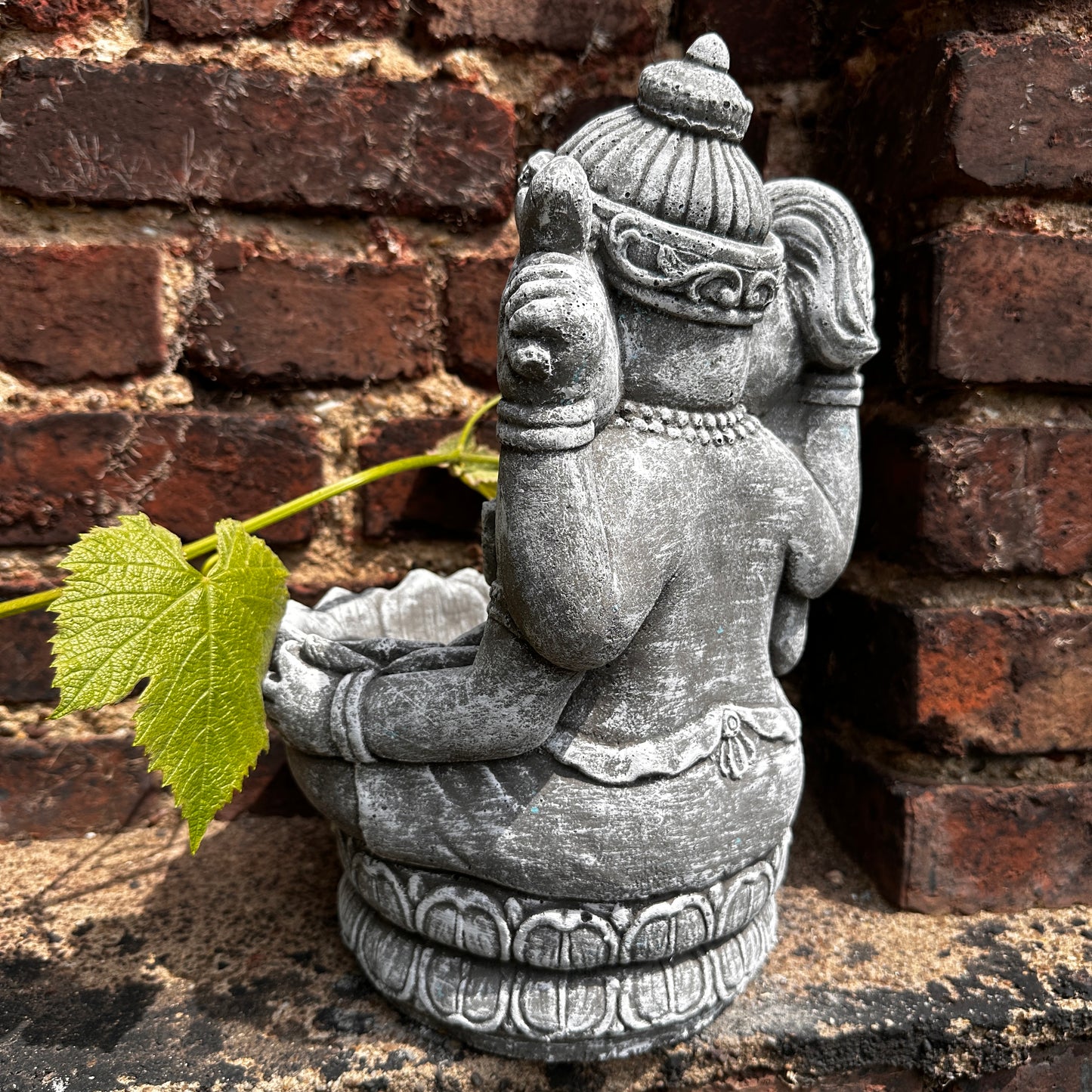 Ganesha mit Großer Lotusblüte - Pflanzbarer Steinguss für spirituelle Gärten