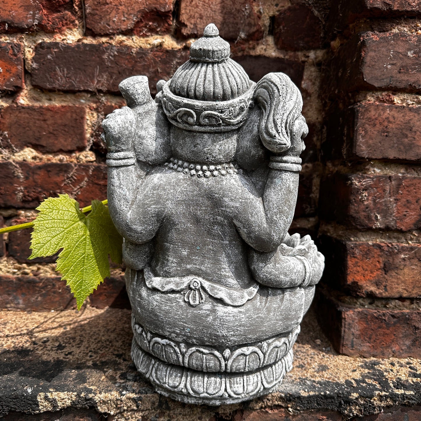 Ganesha mit Großer Lotusblüte - Pflanzbarer Steinguss für spirituelle Gärten