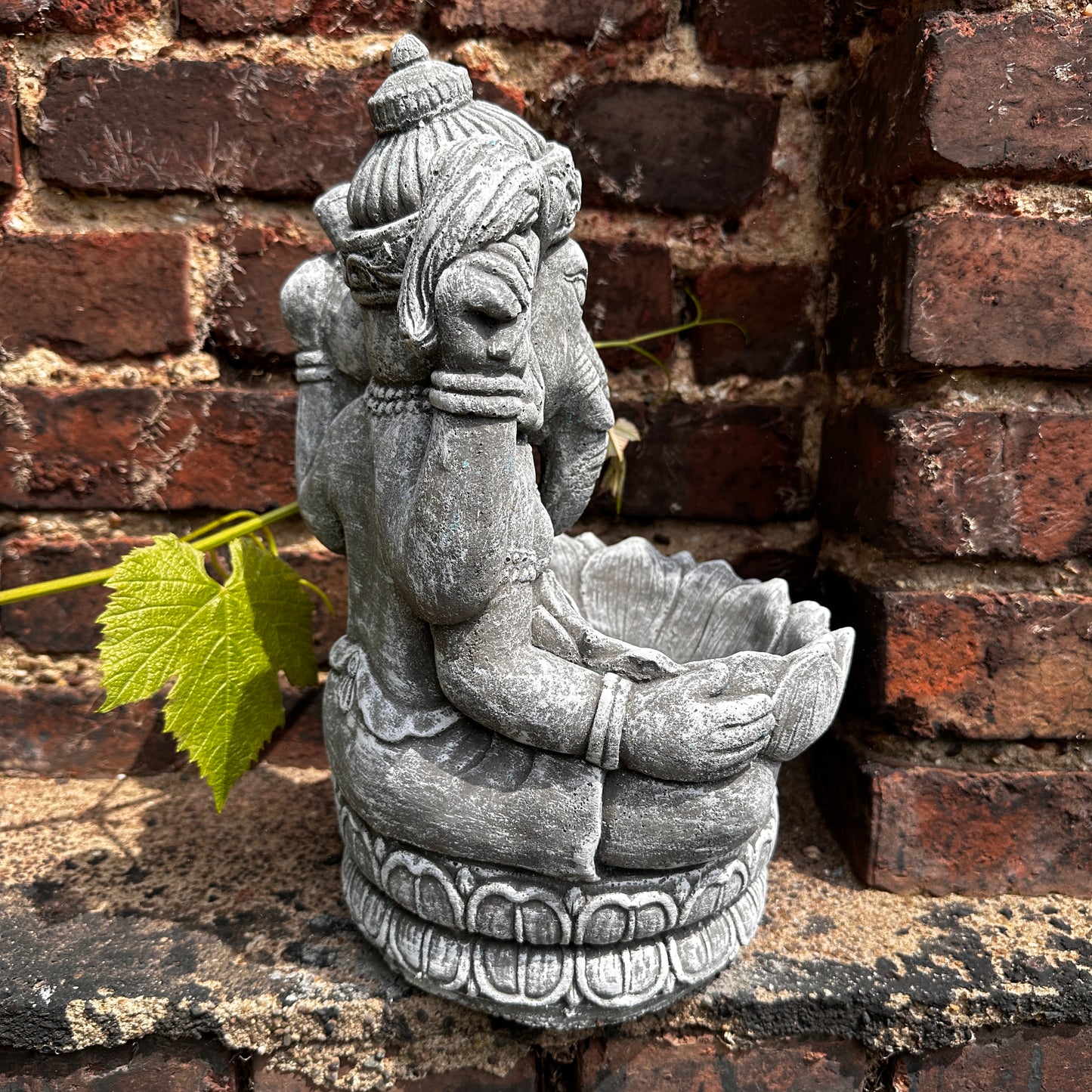 Ganesha mit Großer Lotusblüte - Pflanzbarer Steinguss für spirituelle Gärten