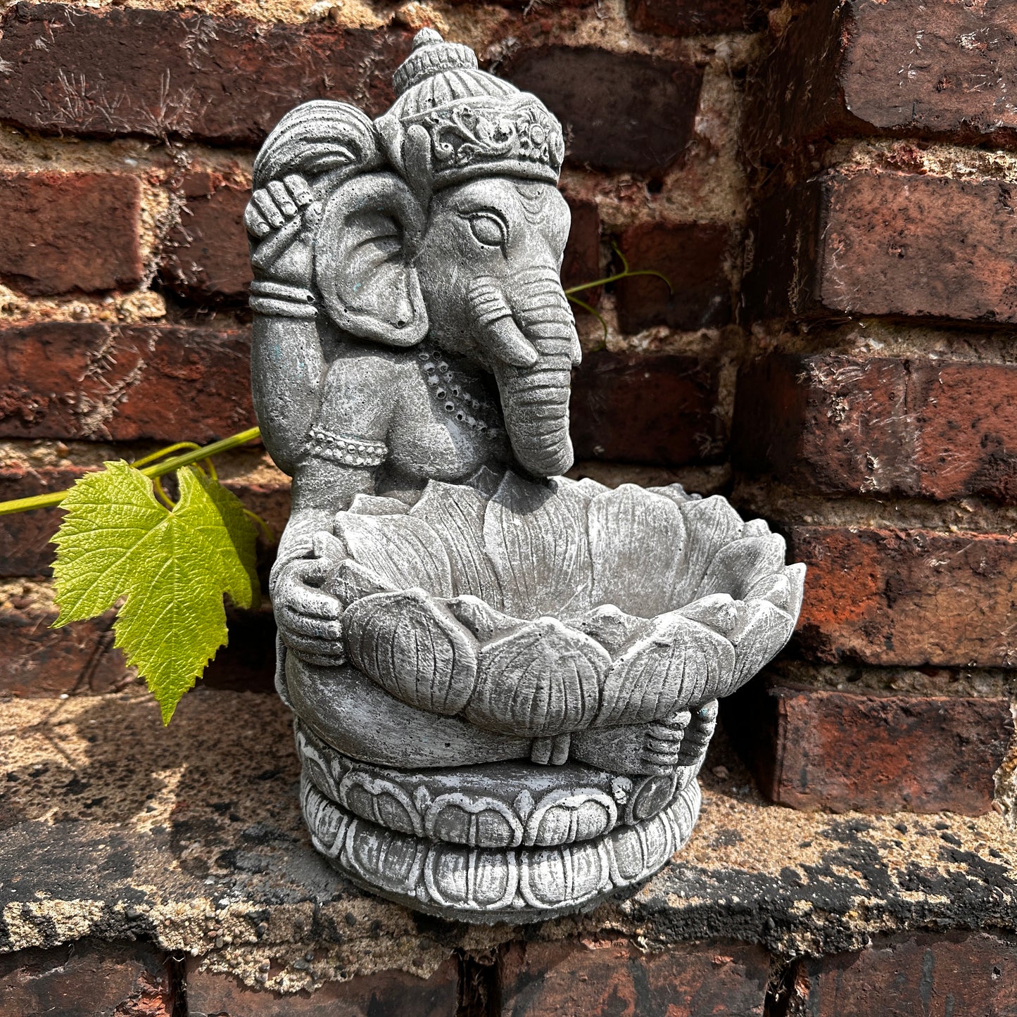 Ganesha mit Großer Lotusblüte - Pflanzbarer Steinguss für spirituelle Gärten