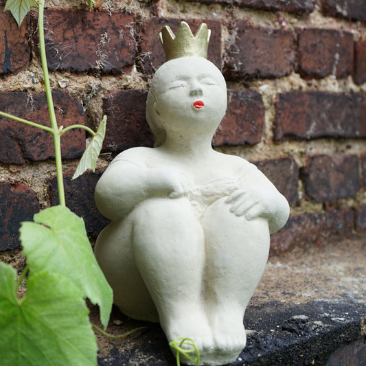 Sitzende Prinzessin Steinfigur – Frostsichere Gartendeko aus Steinguss – Handgefertigt in Deutschland – 28 cm