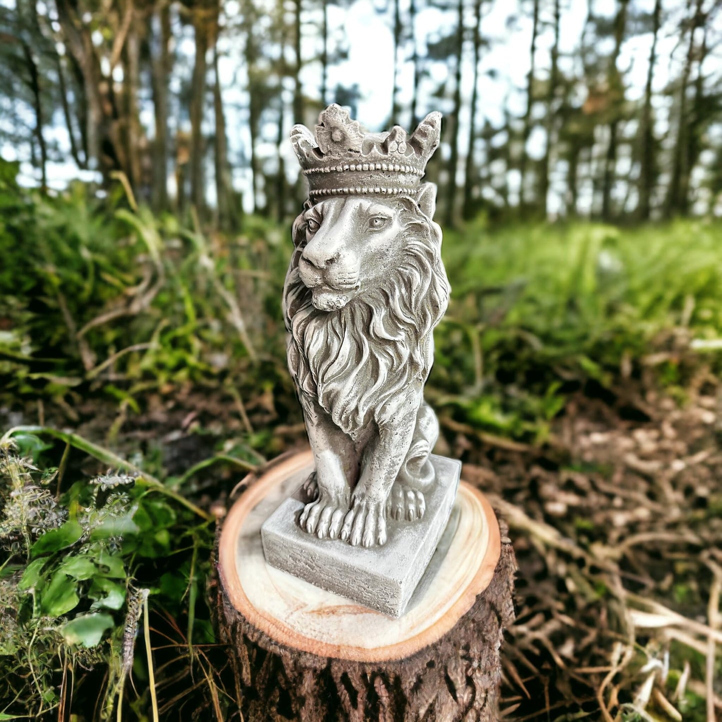 Majestätische Löwen-Steinfigur, die den kraftvollen Löwenkönig mit Einer beeindruckenden Krone verkörpert für den Indoor und Outdoorbereich