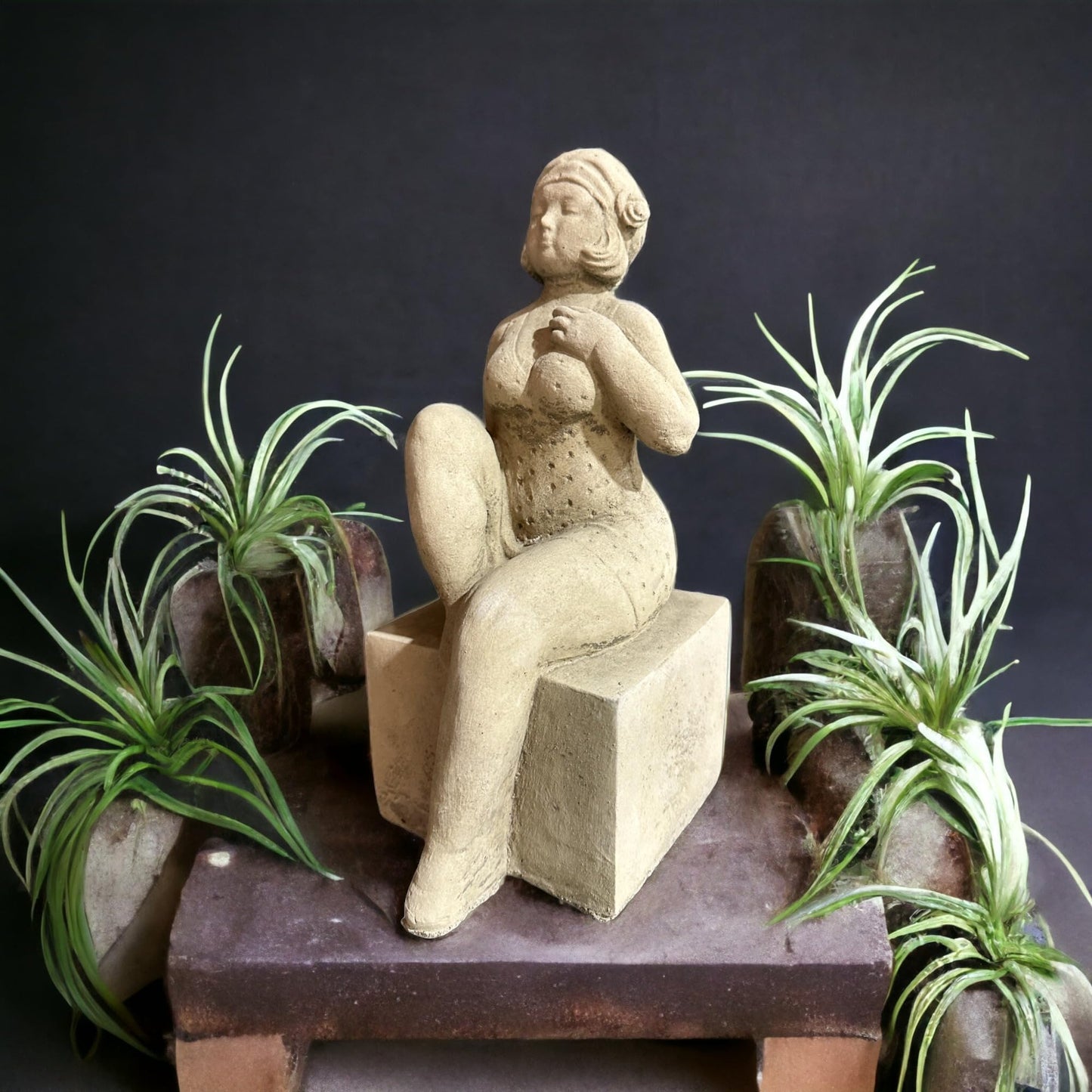 Badenixe auf einem Sockel als Steinfigur für besondere Dekoration
