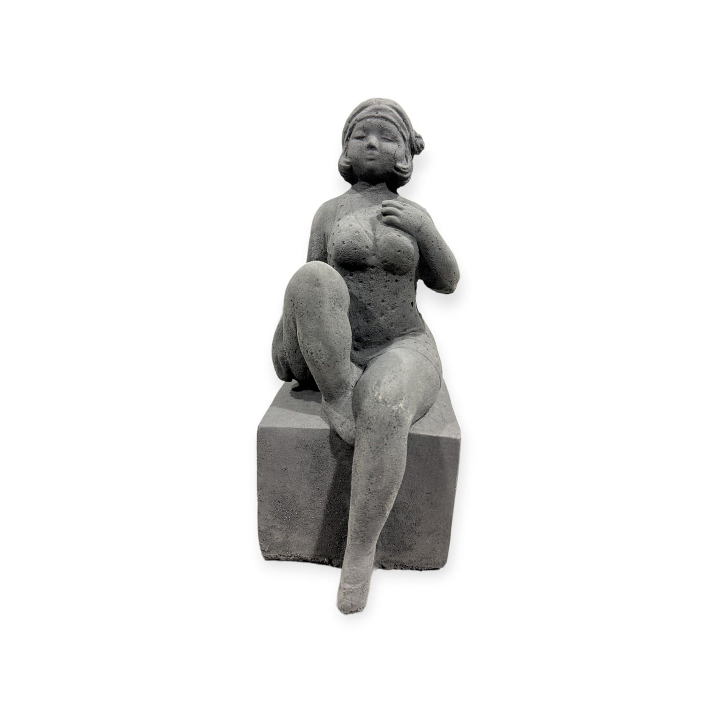 Badenixe auf einem Sockel als Steinfigur für besondere Dekoration im Garten