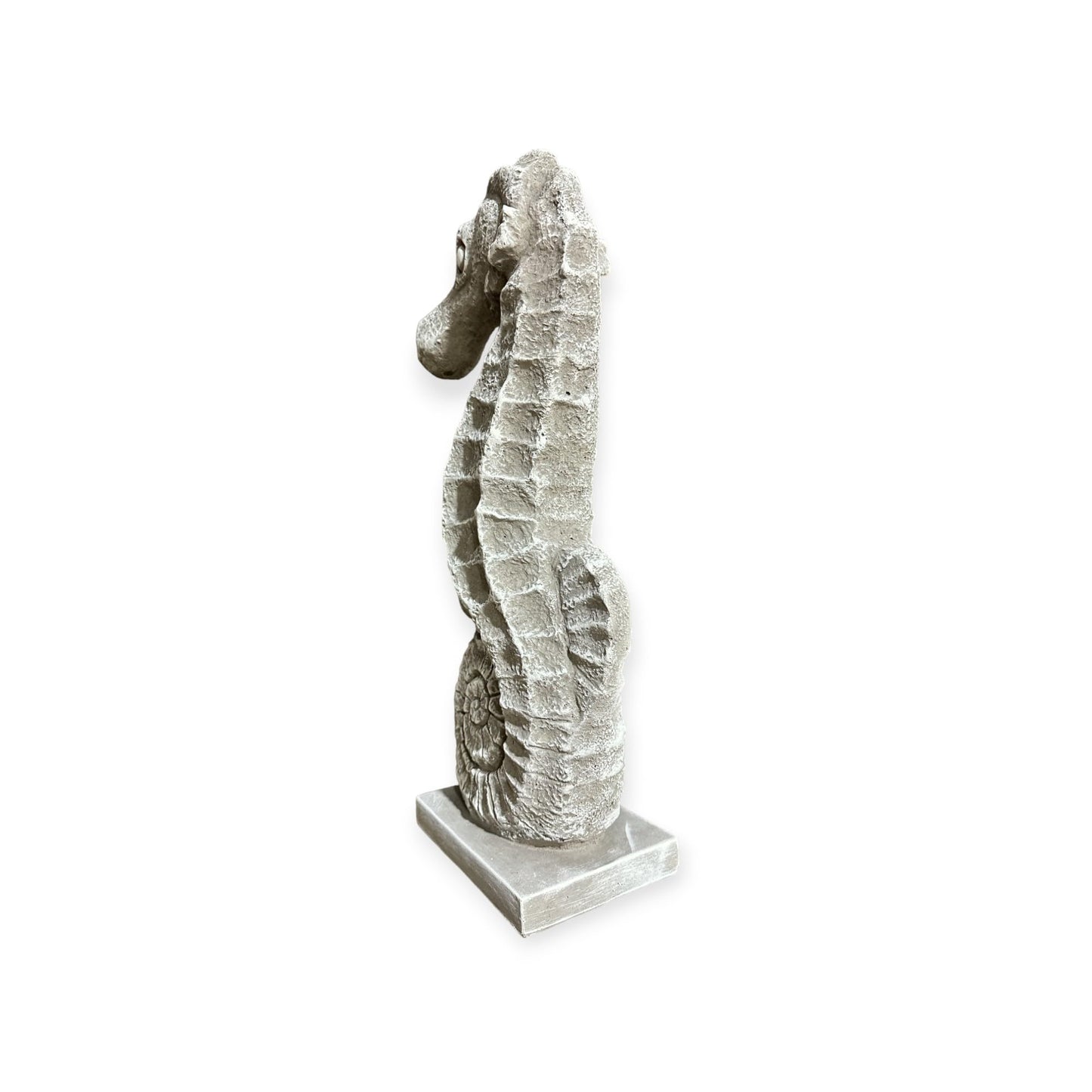 Frostsicheres Seepferdchen auf kleinem Sockel (60 cm Höhe, 15 cm Breite, 27 cm Tiefe) für stilvolle Außendekoration in Grau/Weiß