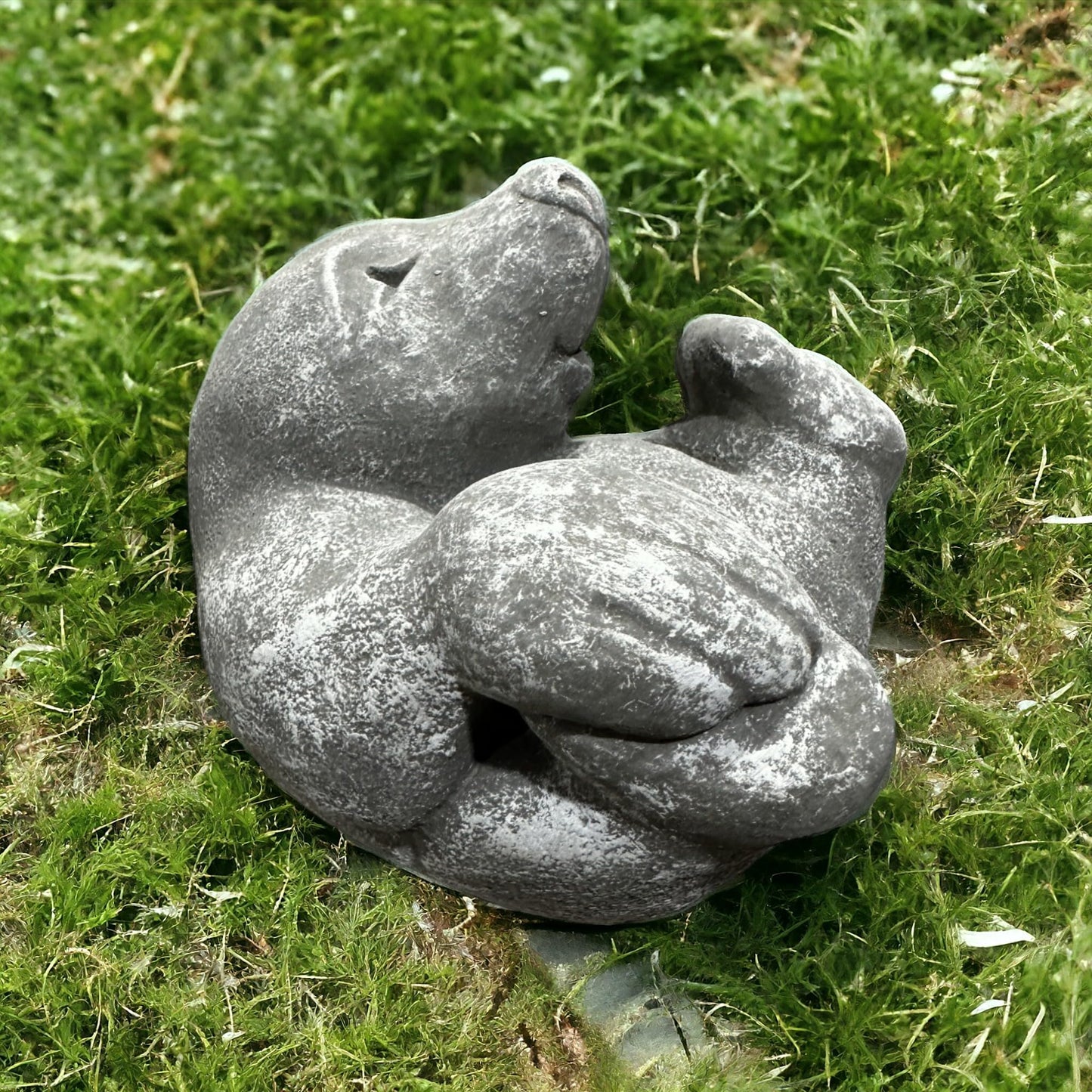 Verspielter Maulwurf auf dem Rücken liegend - Robuste Steinguss-Skulptur Maße (H/B/T): 14/15/16 cm für Haus und Garten