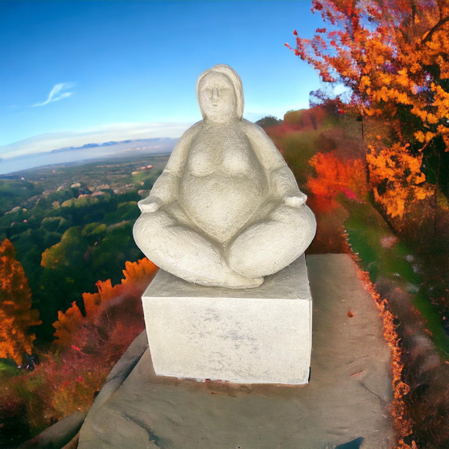 Yoga Dame Sabrina auf Sockel, Steinfigur aus eigener Herstellung