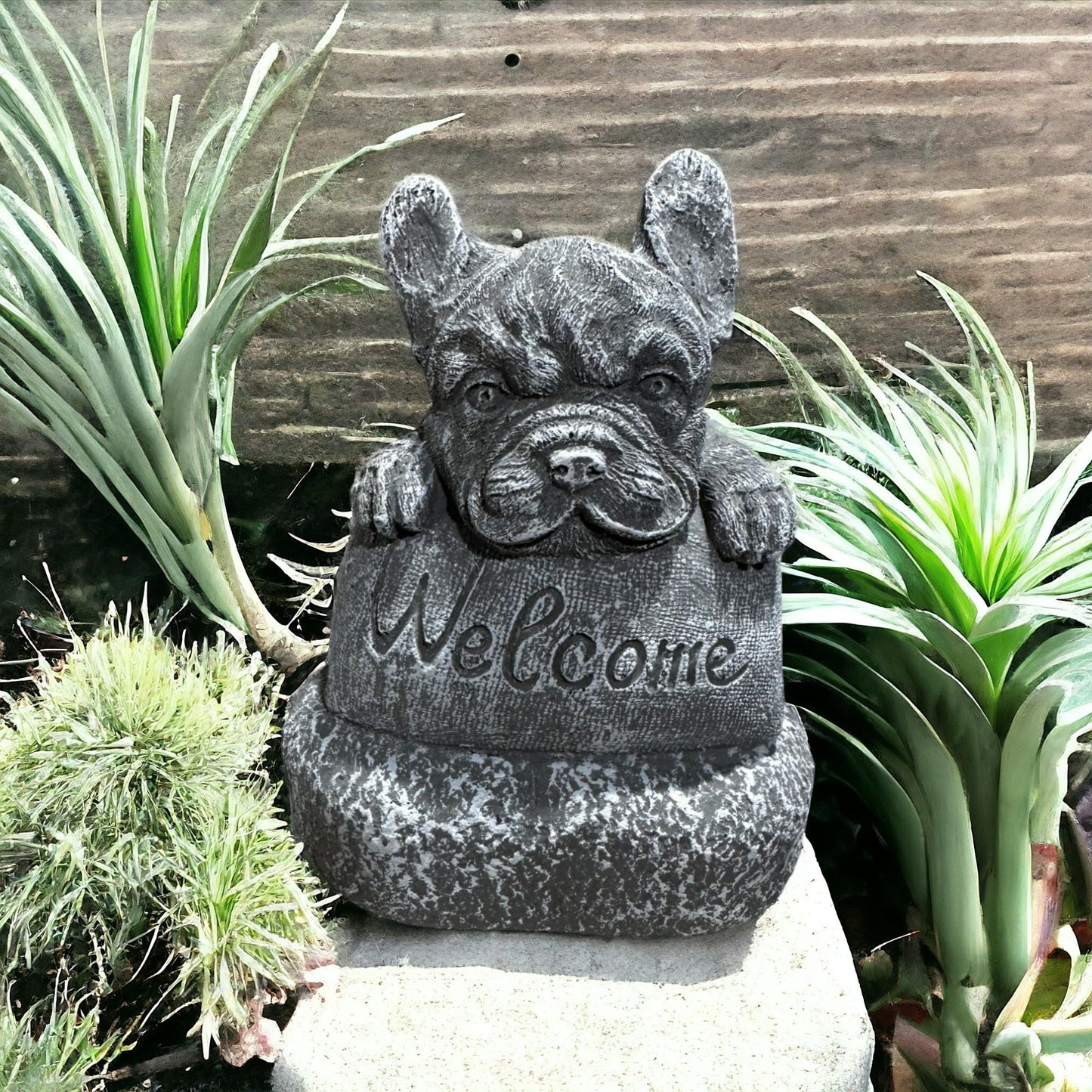 Steinfigur Französische Bulldogge – Einladende Willkommensgeste aus Deutschland