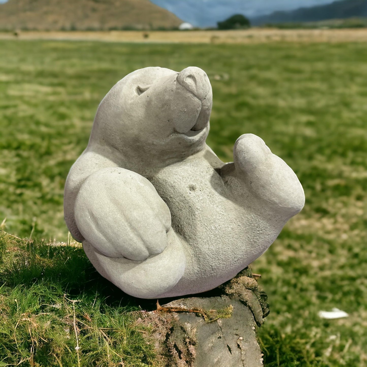 Verspielter Maulwurf auf dem Rücken liegend - Robuste Steinguss-Skulptur Maße (H/B/T): 14/15/16 cm