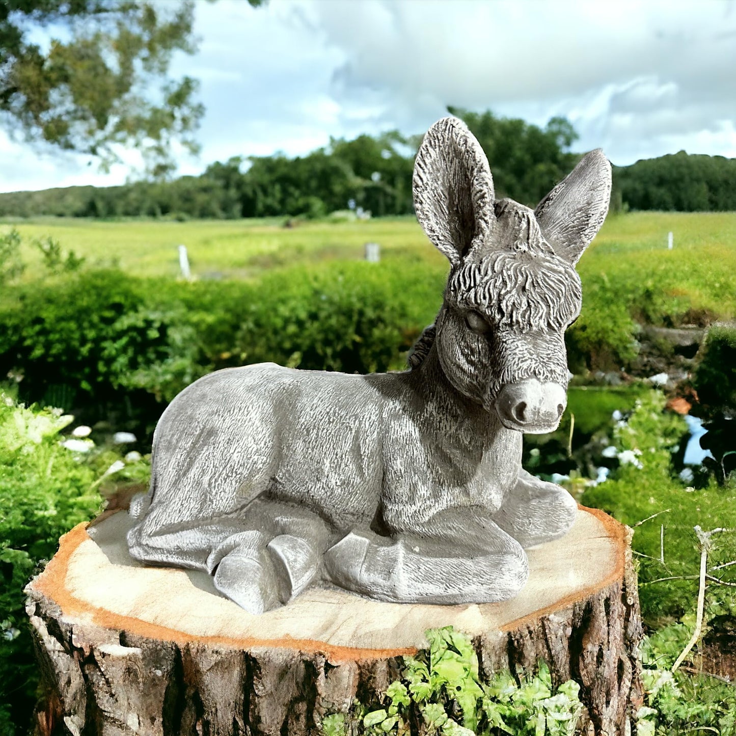 Liegender Esel aus Stein - Natürlicher Charme für Ihren Garten (H/B/T: 26/32/17 cm) in Grau/Weiß