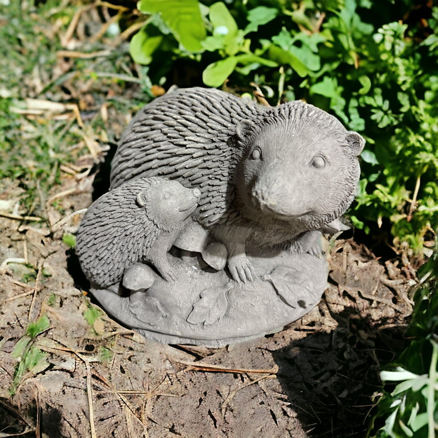 Liebevolle Igel-Familie - Steinfigur für unvergessliche Gärten (Maße: H/B/T 12/20/14 cm, ca. 3,75 kg)