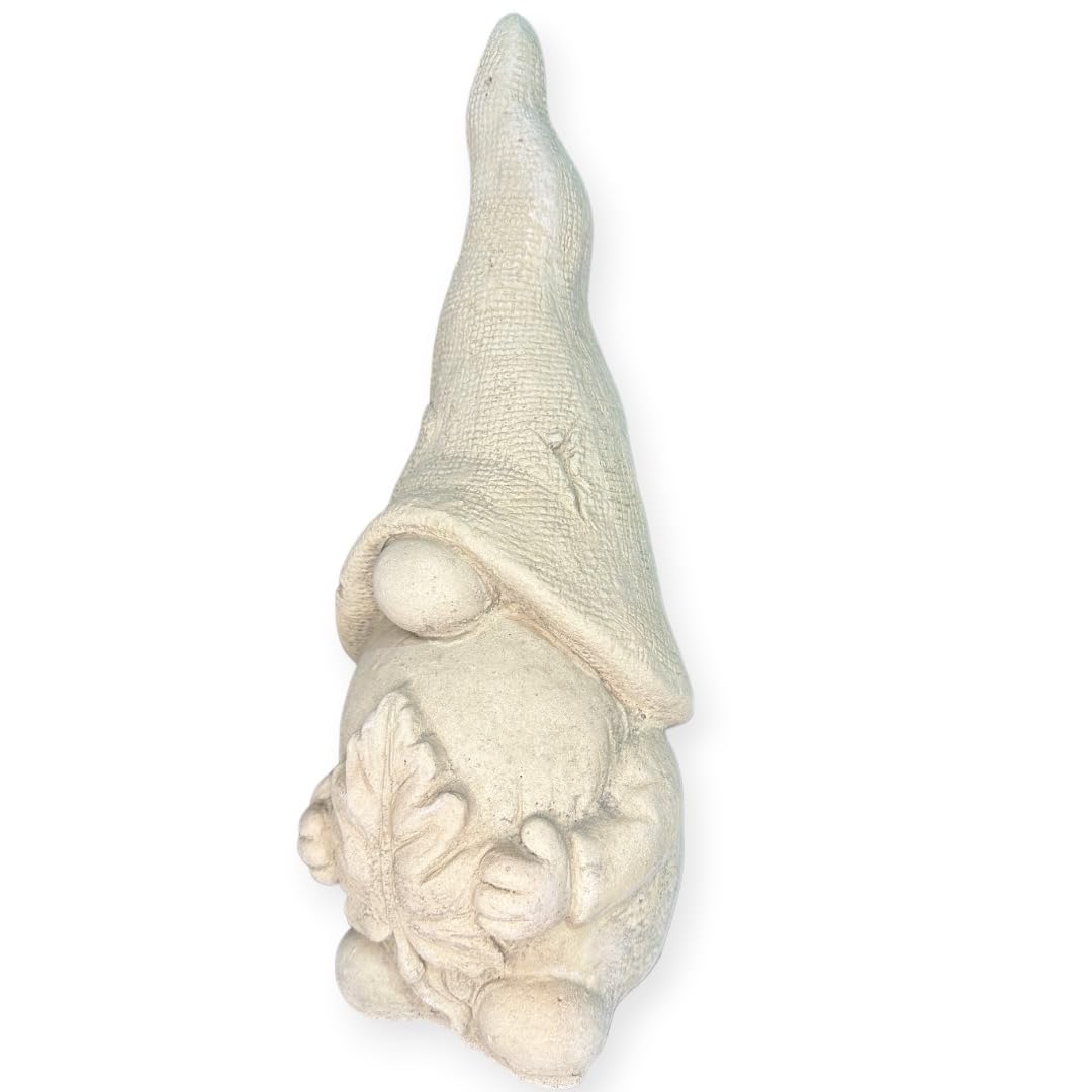 Lustiger Wichtel Paul mit Blatt vor dem Bauch - frostsicher und aus eigener Produktion